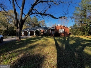 a view of a house with a yard