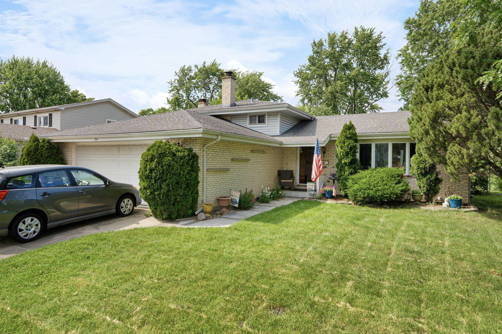 a view of a house with backyard