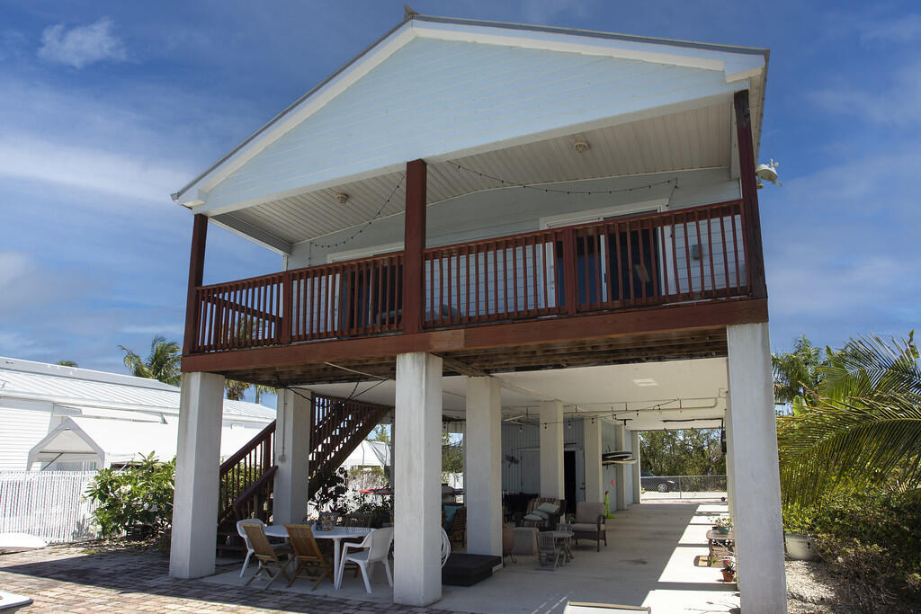 a view of entryway with a front door