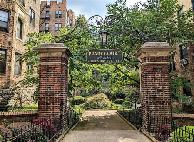 $2,200 | 758 Brady Avenue, Unit 411 | Pelham Parkway