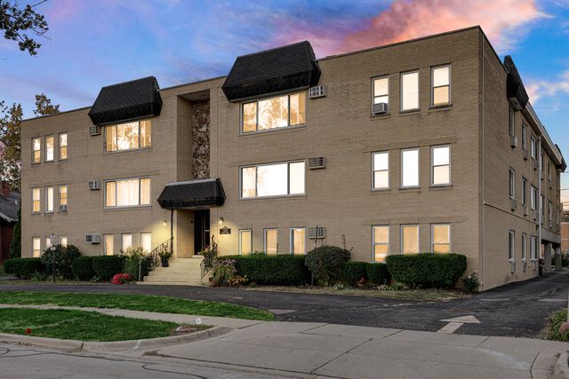 $199,900 | 1328 Webford Avenue, Unit 104 | Des Plaines