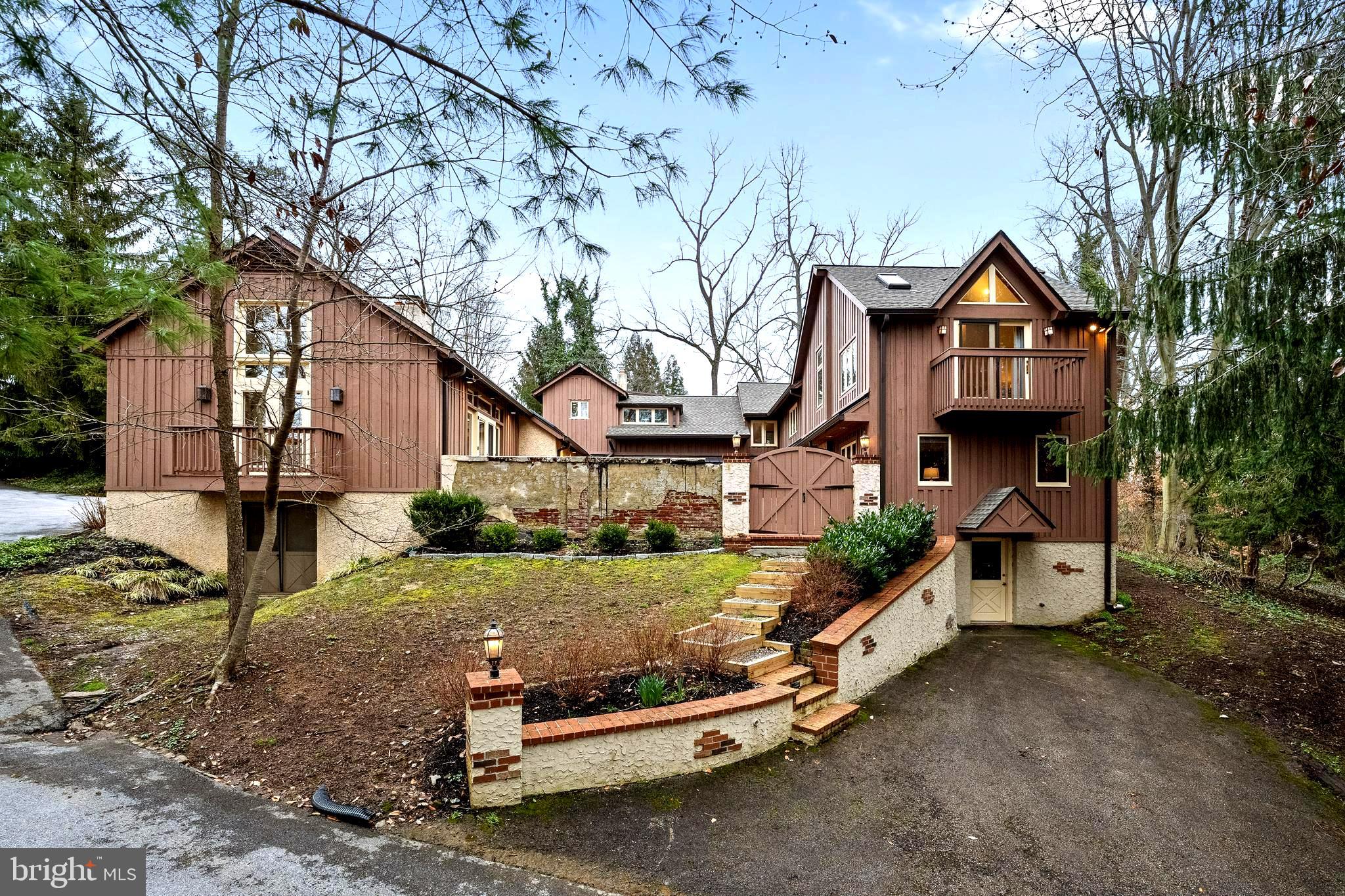 a view of house with a yard