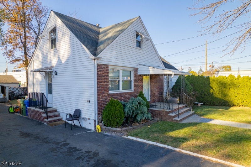 a view of a house with backyard