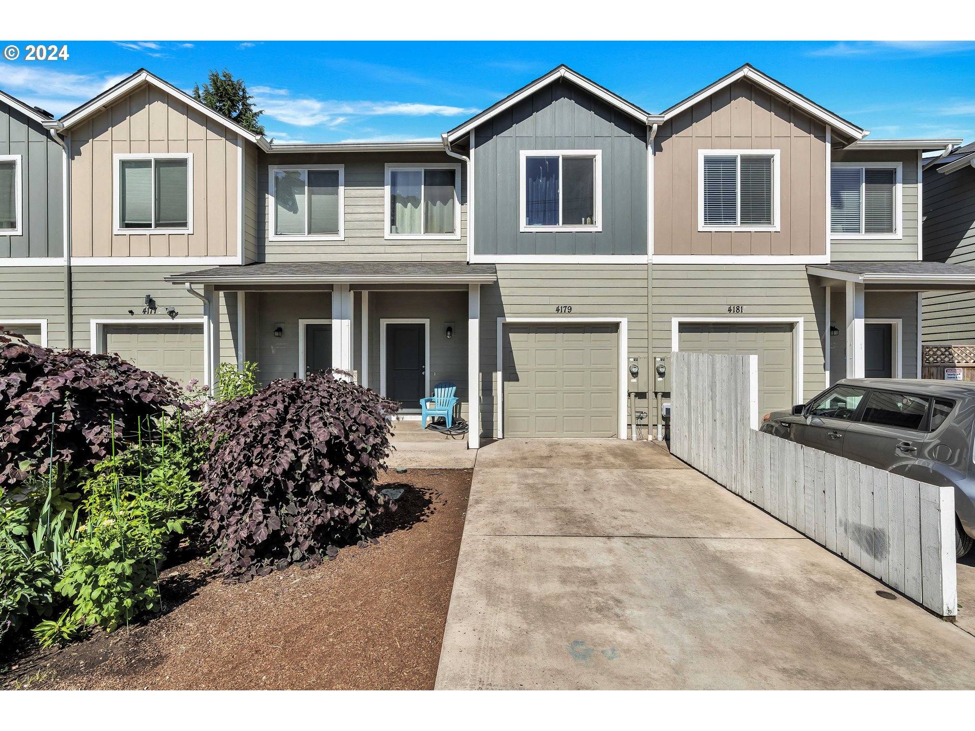 a view of a yard in front of house