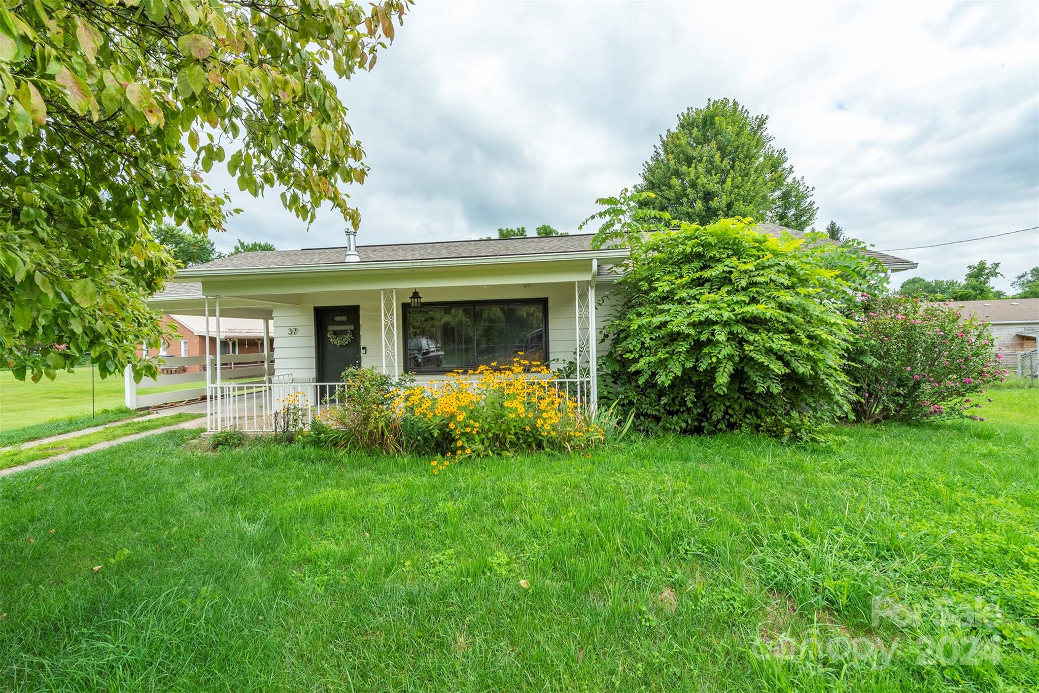 a view of a house with a yard