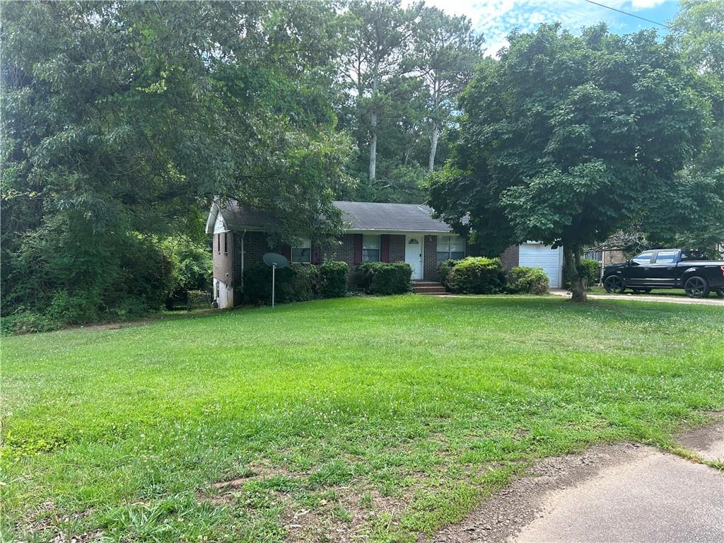 a view of a house with a backyard