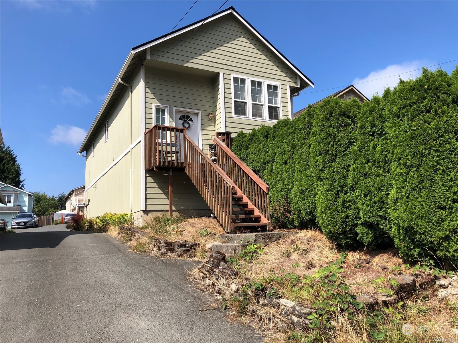 a view of a house with a yard