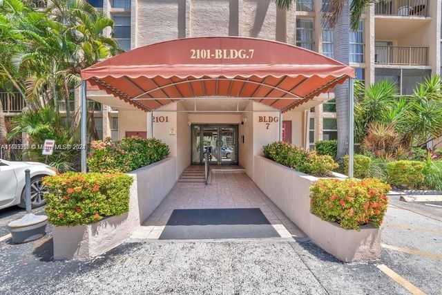 $240,000 | 2101 Atlantic Shores Boulevard, Unit 512 | Three Islands