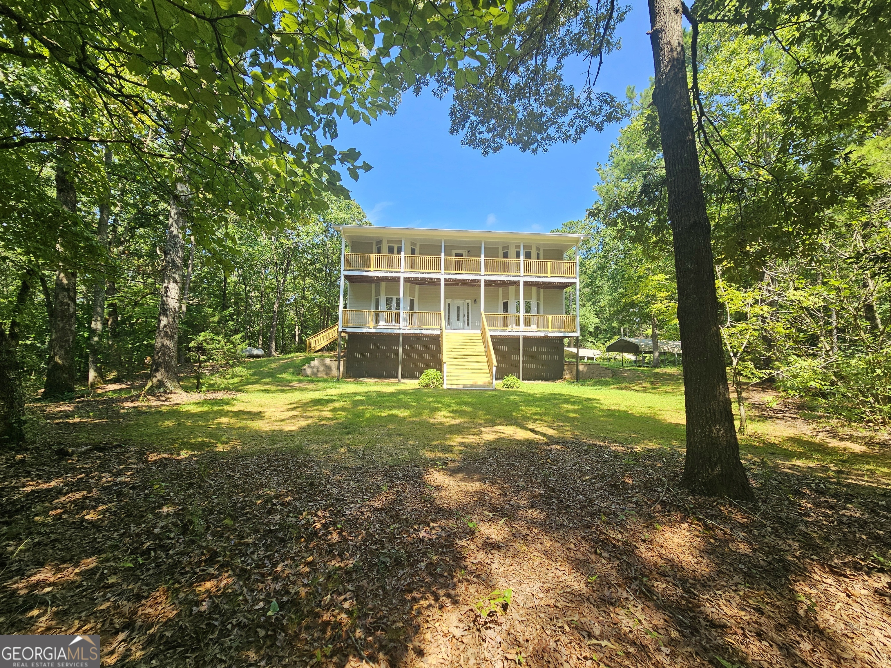 a view of a house with a yard