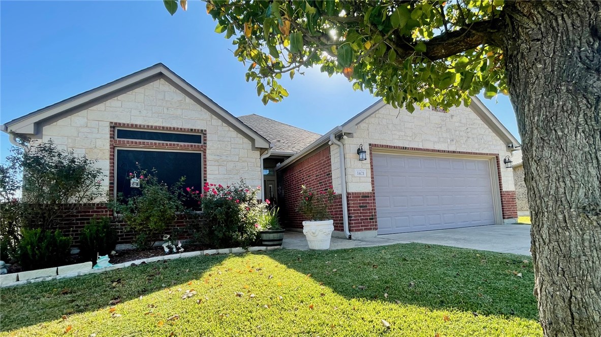 View of front of property featuring a front lawn a