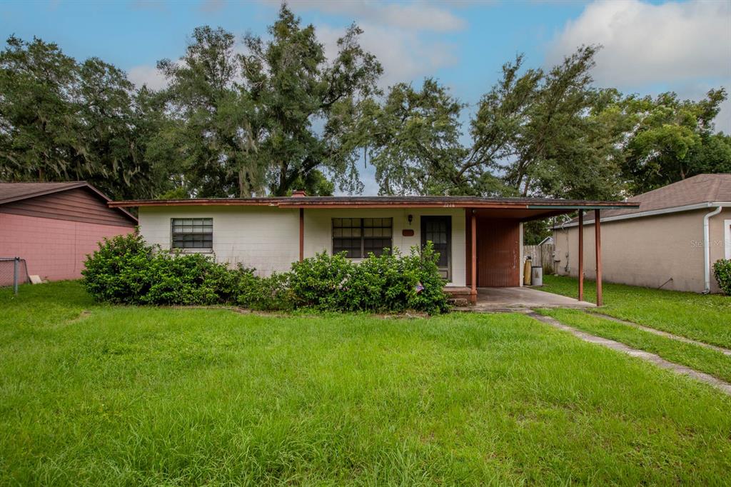 a view of a house with backyard and garden