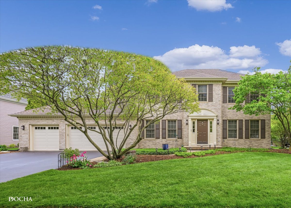 a view of a house with backyard and garden