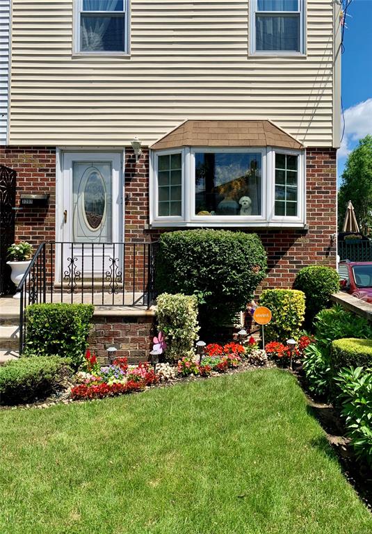 Property entrance featuring a yard