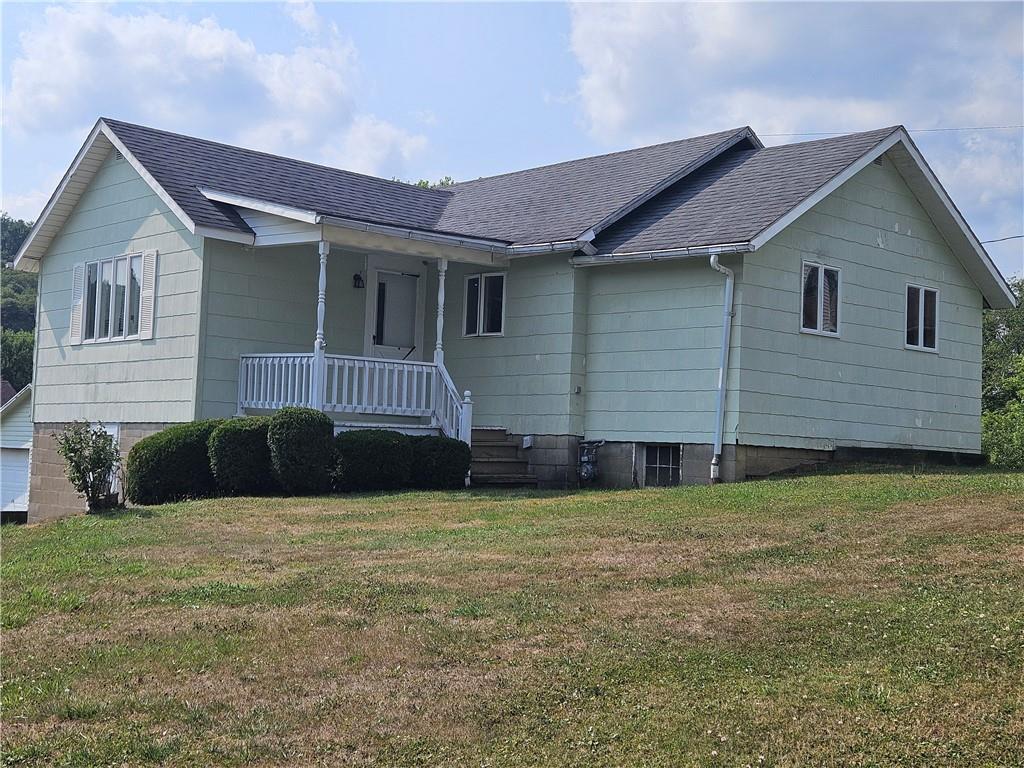 a view of a house with a yard