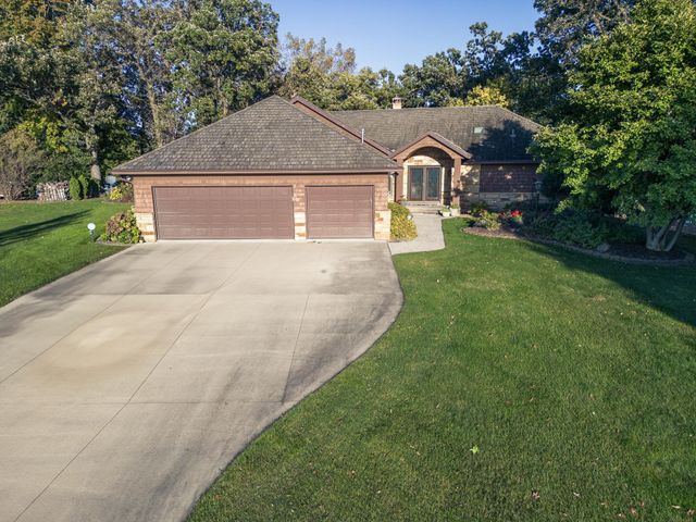 $949,900 | 1516 Bay Oaks Drive | Albert Lea