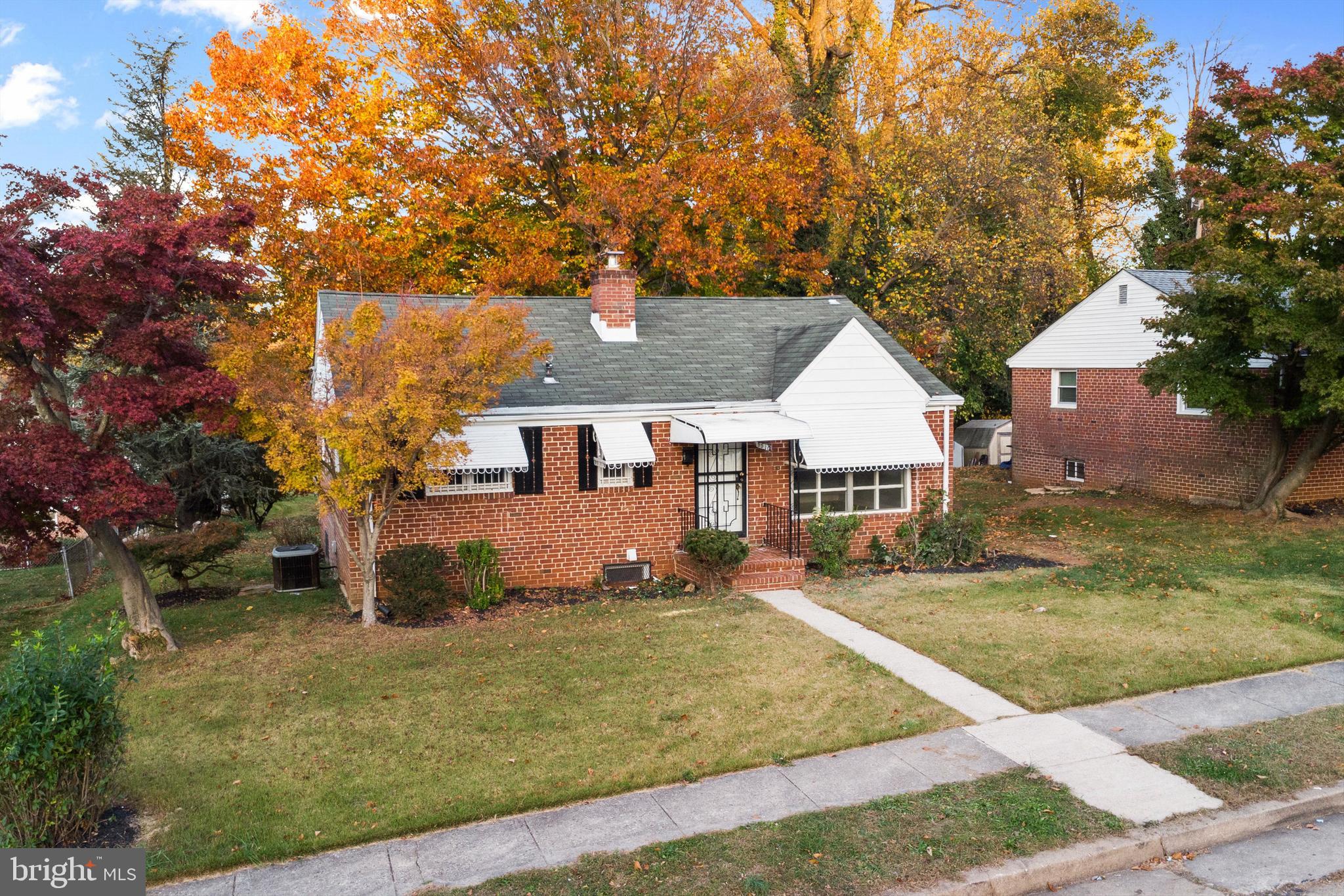 a view of a house with a yard