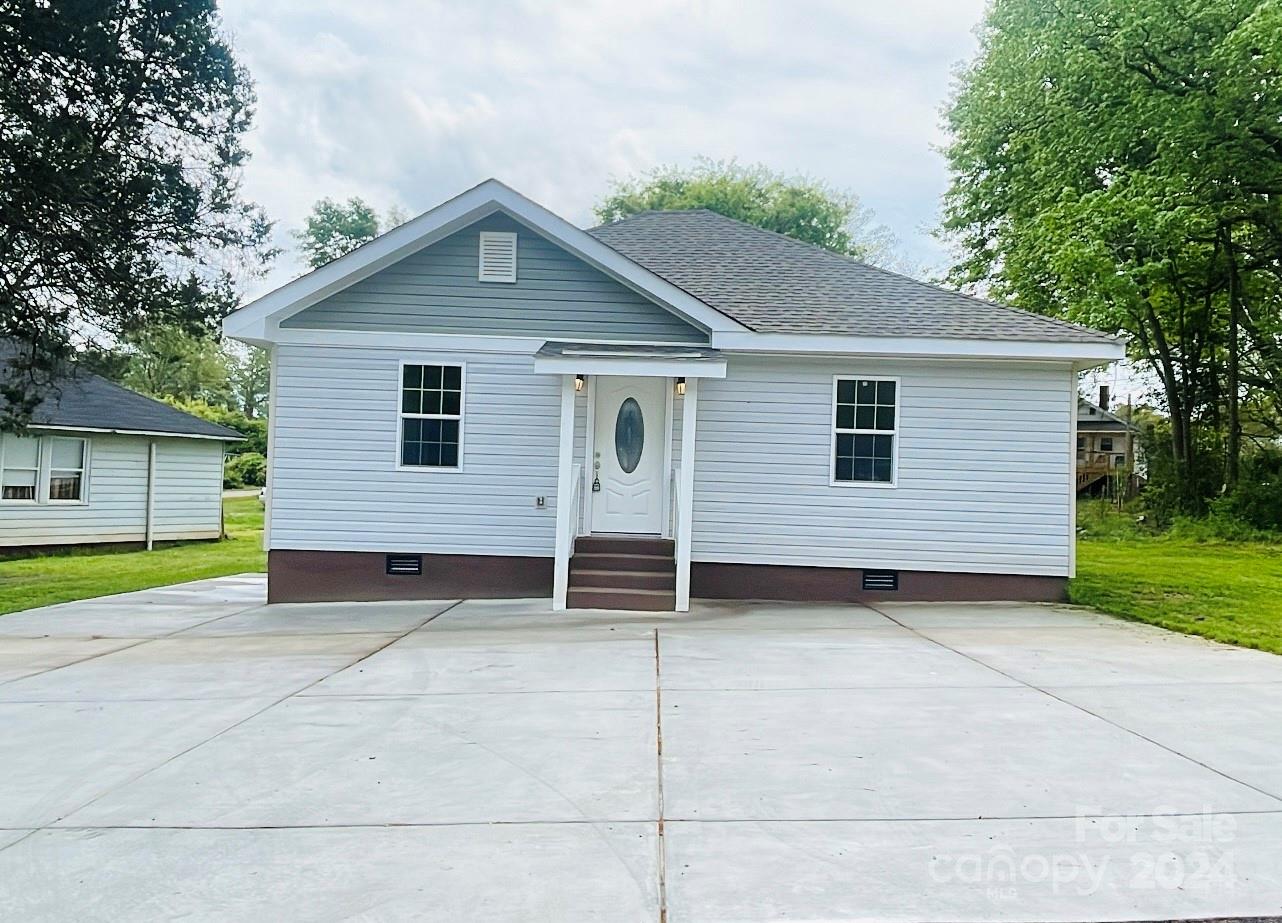 a view of a house with a yard and garage