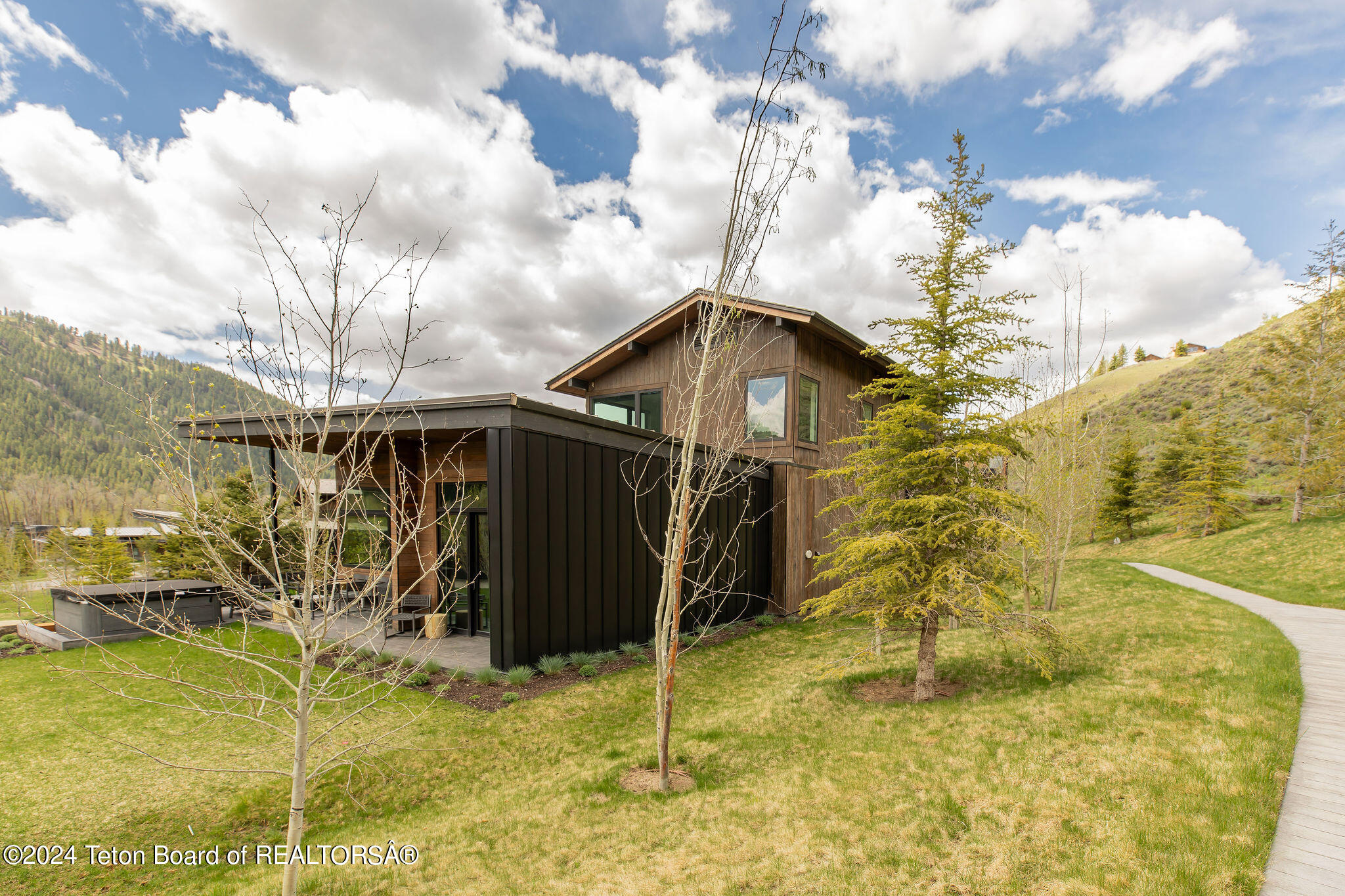 Lodge Cabin, Meadow