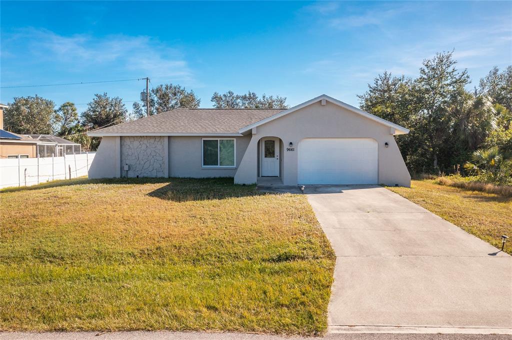 a view of a house with a yard