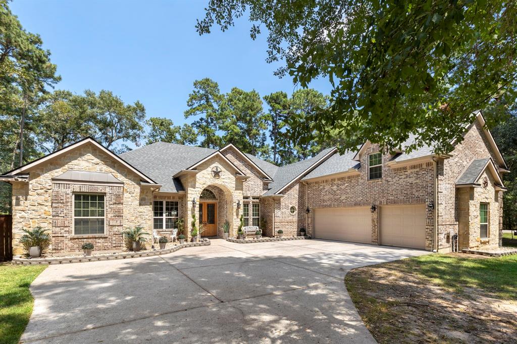 Welcome home to 2 Stony Creek Dr., minutes away from The Woodlands!