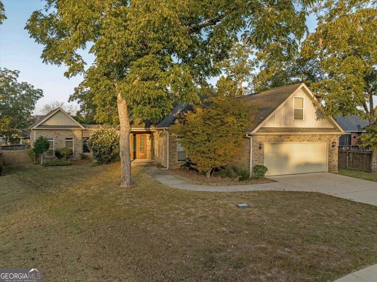 a view of a house with a yard