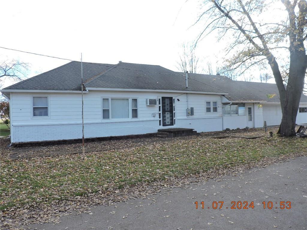 a view of a house with a backyard