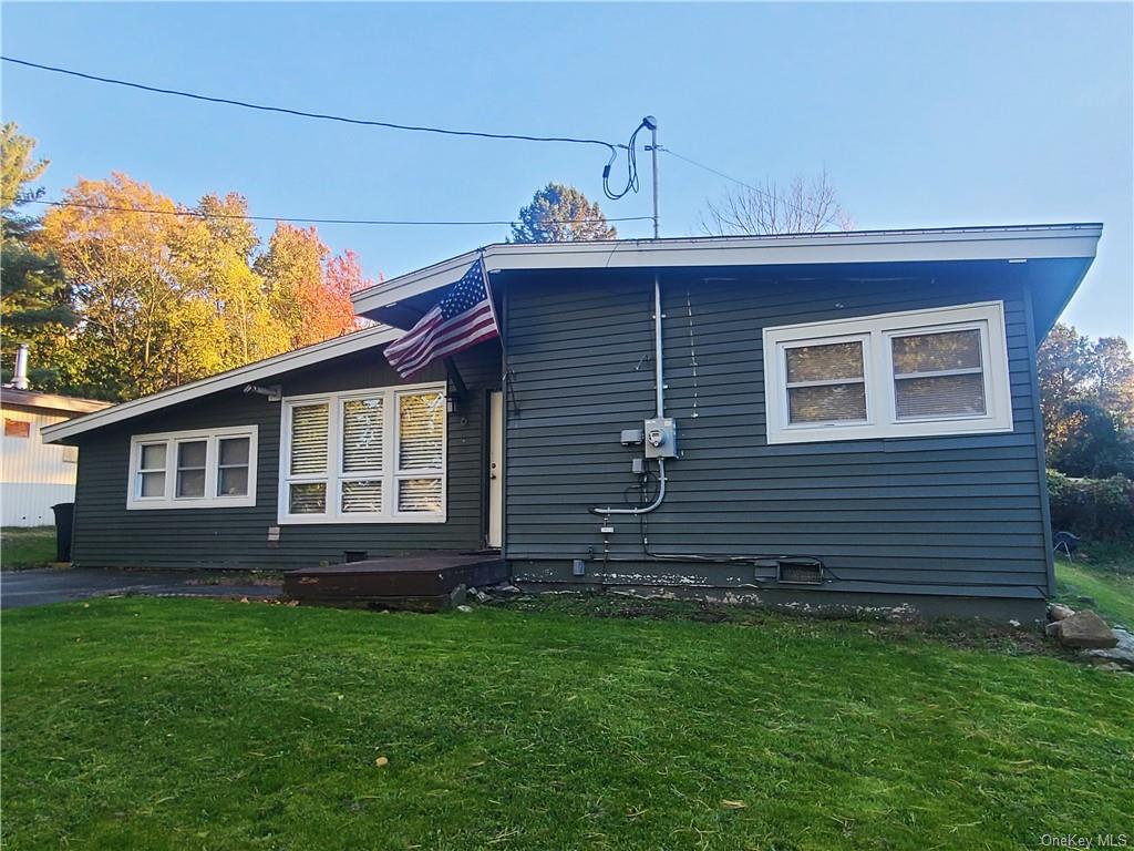 a view of a house with a backyard