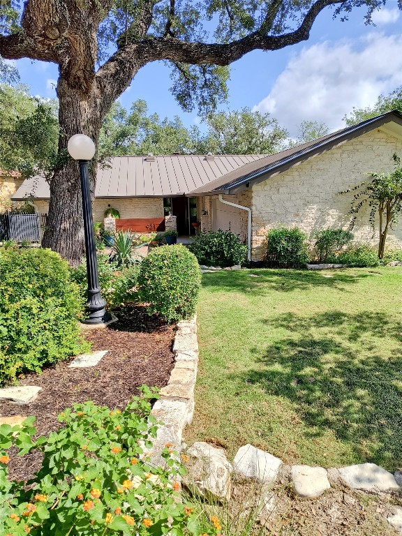 Welcome to 931 Vanguard, in a quiet, private neighborhood.  Flat, oak treed lot allows level views of the 6th hole fairway and green of the Live Oak Course.