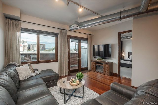 $575,000 | 2101 Larimer Street, Unit 302 | Ballpark