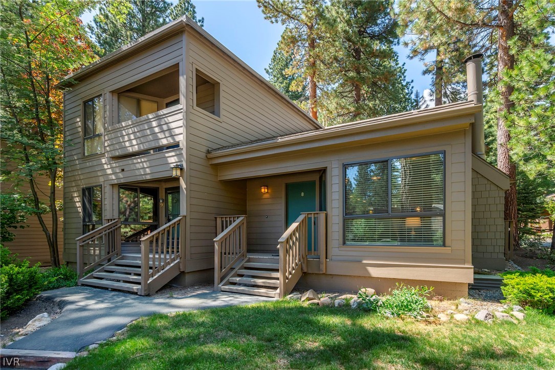 a view of front of a house with a yard