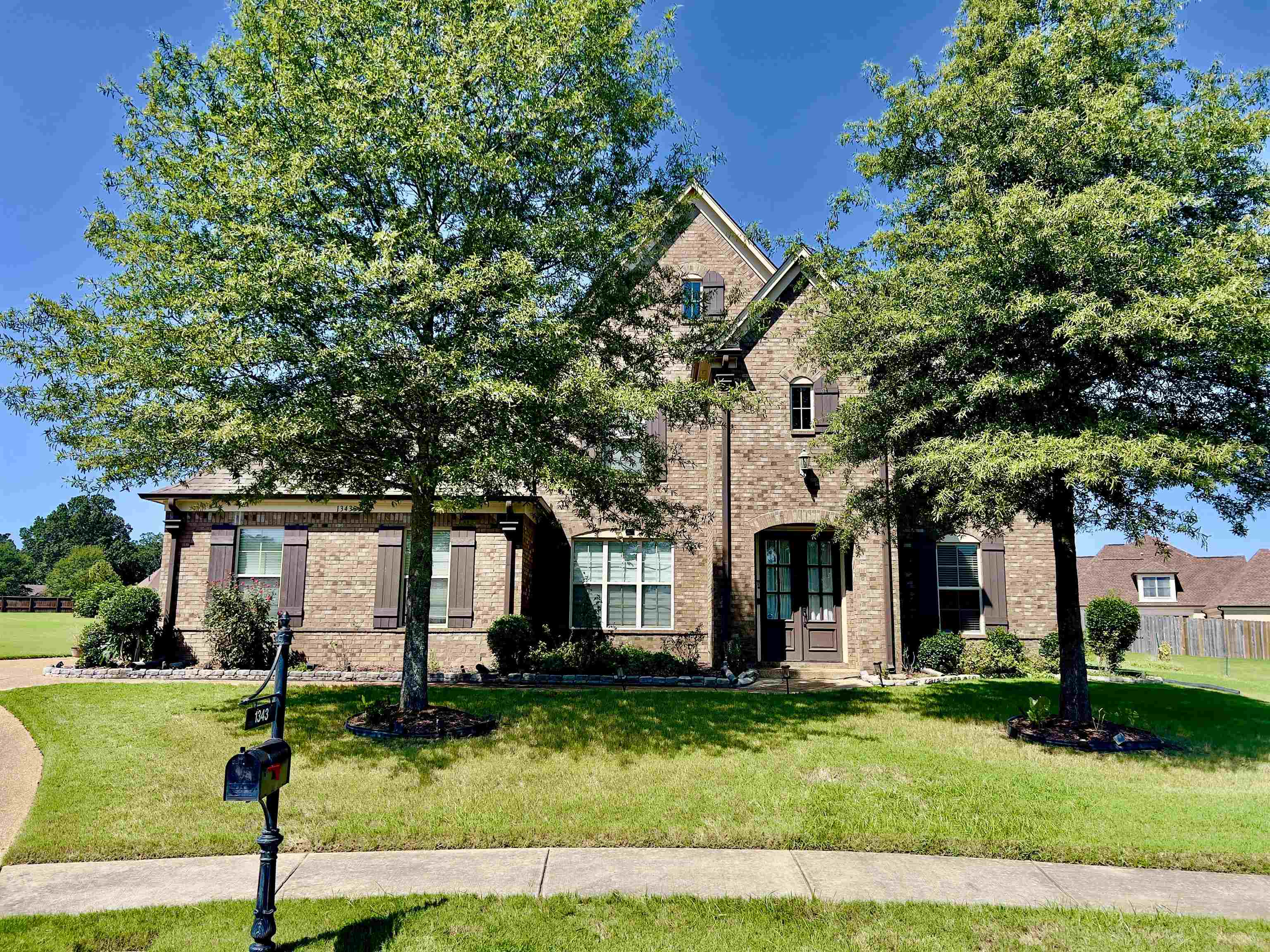 View of front facade featuring a front yard