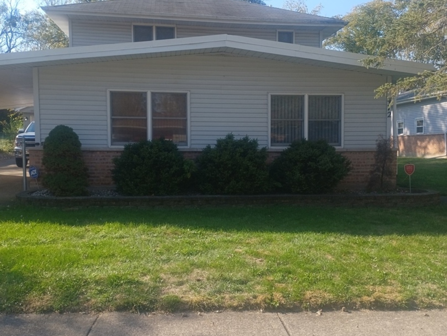 a view of a backyard