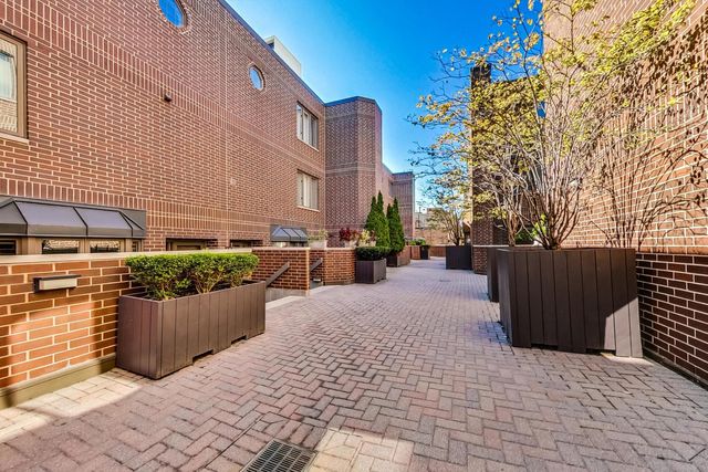 $875,000 | 150 West Eugenie Street, Unit 29 | Lincoln Park