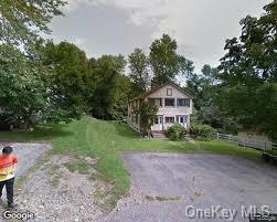 View of front of home featuring a front yard