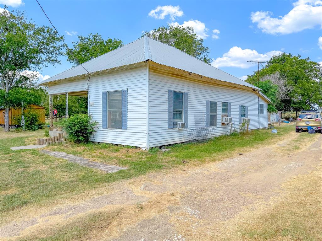 a view of a house with a backyard