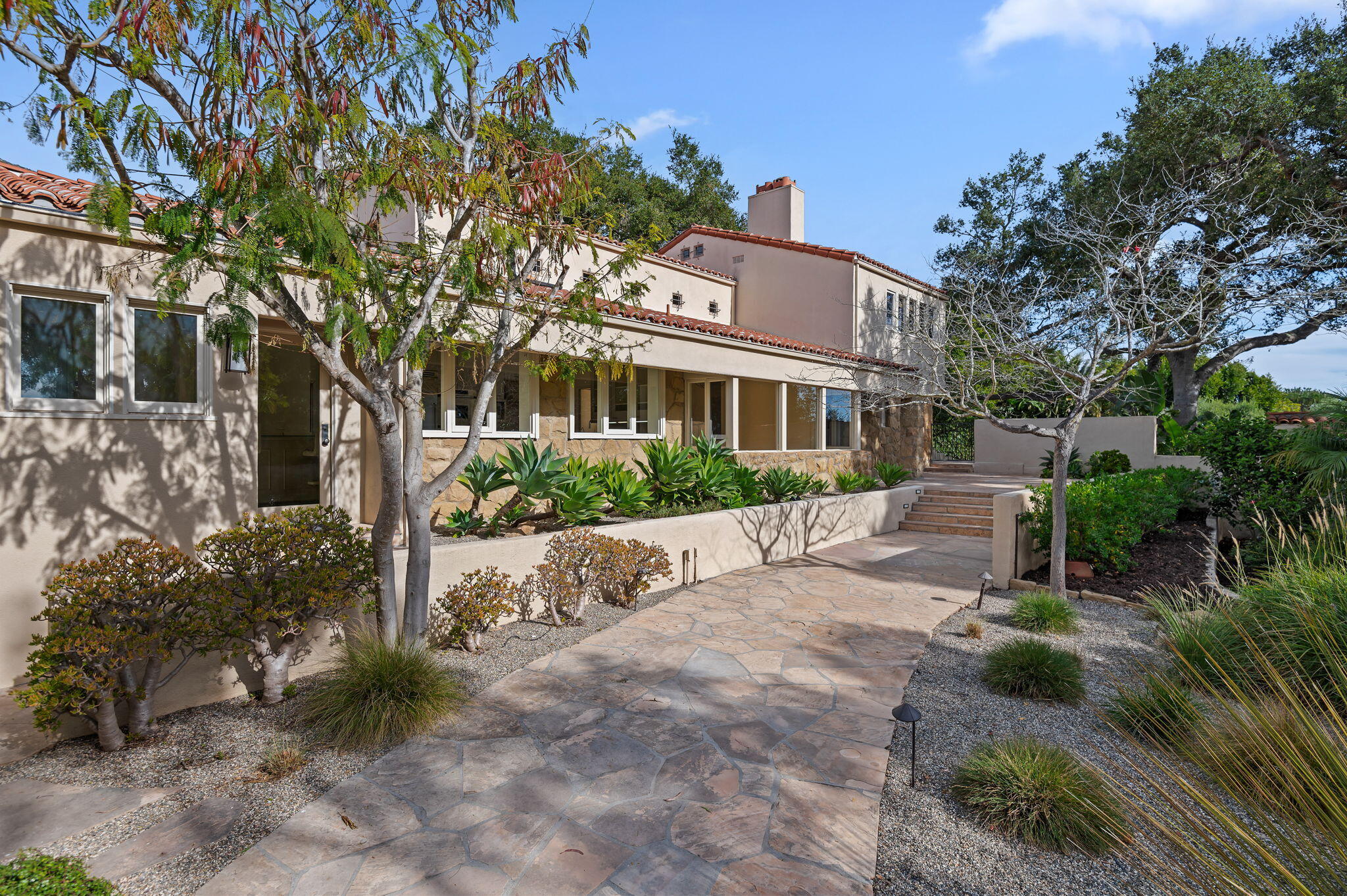 a view of a yard in front of house