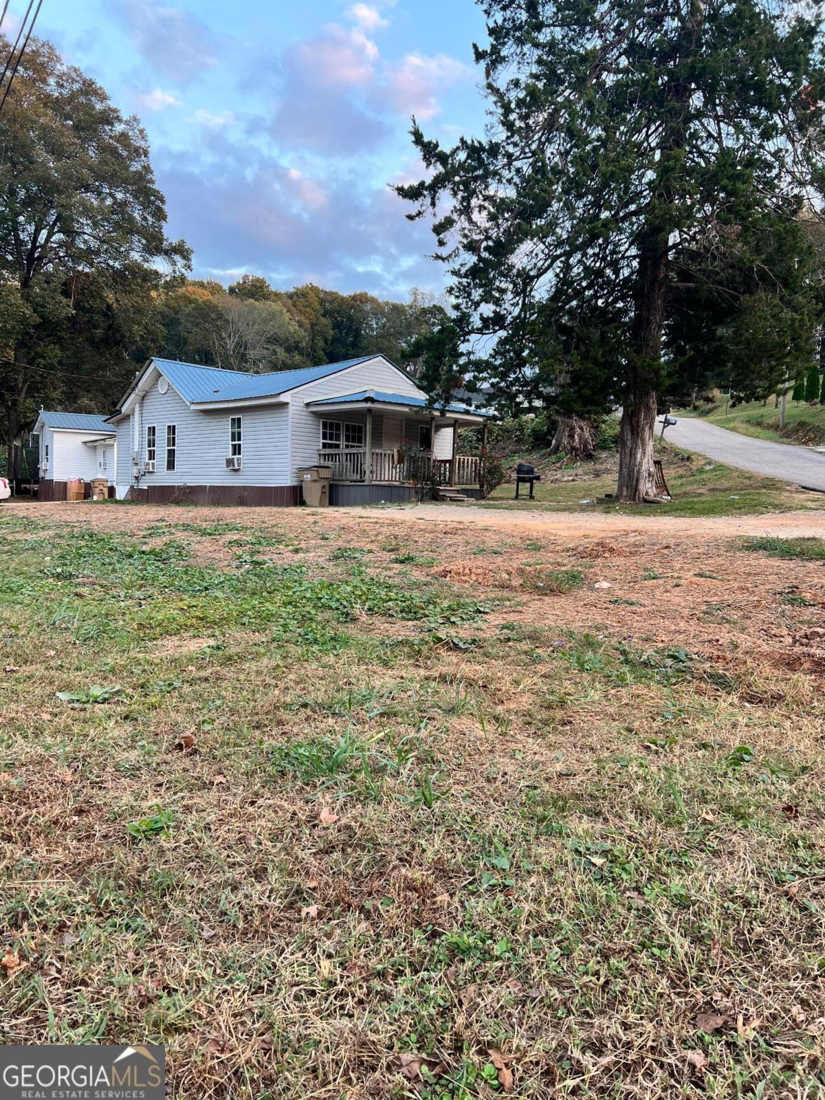 a view of a house with a yard