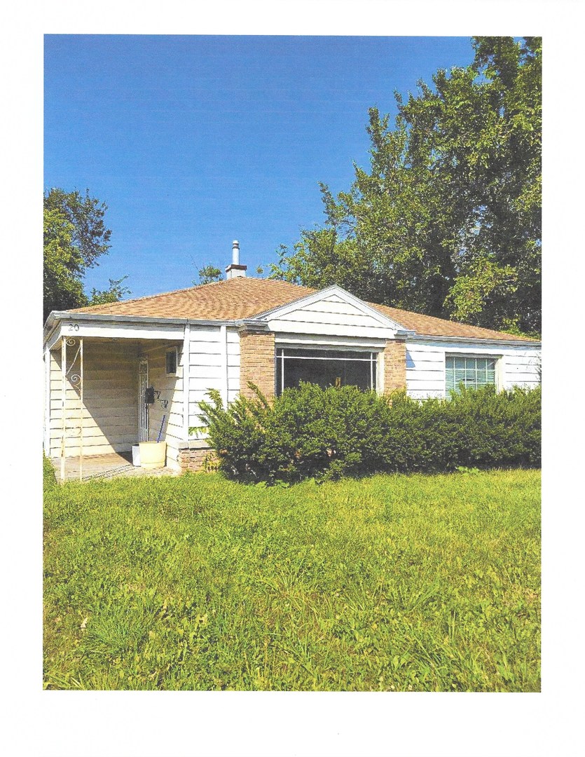 a view of a house with a backyard