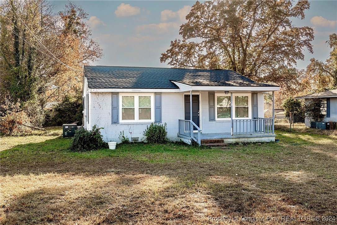 a view of a house with a yard