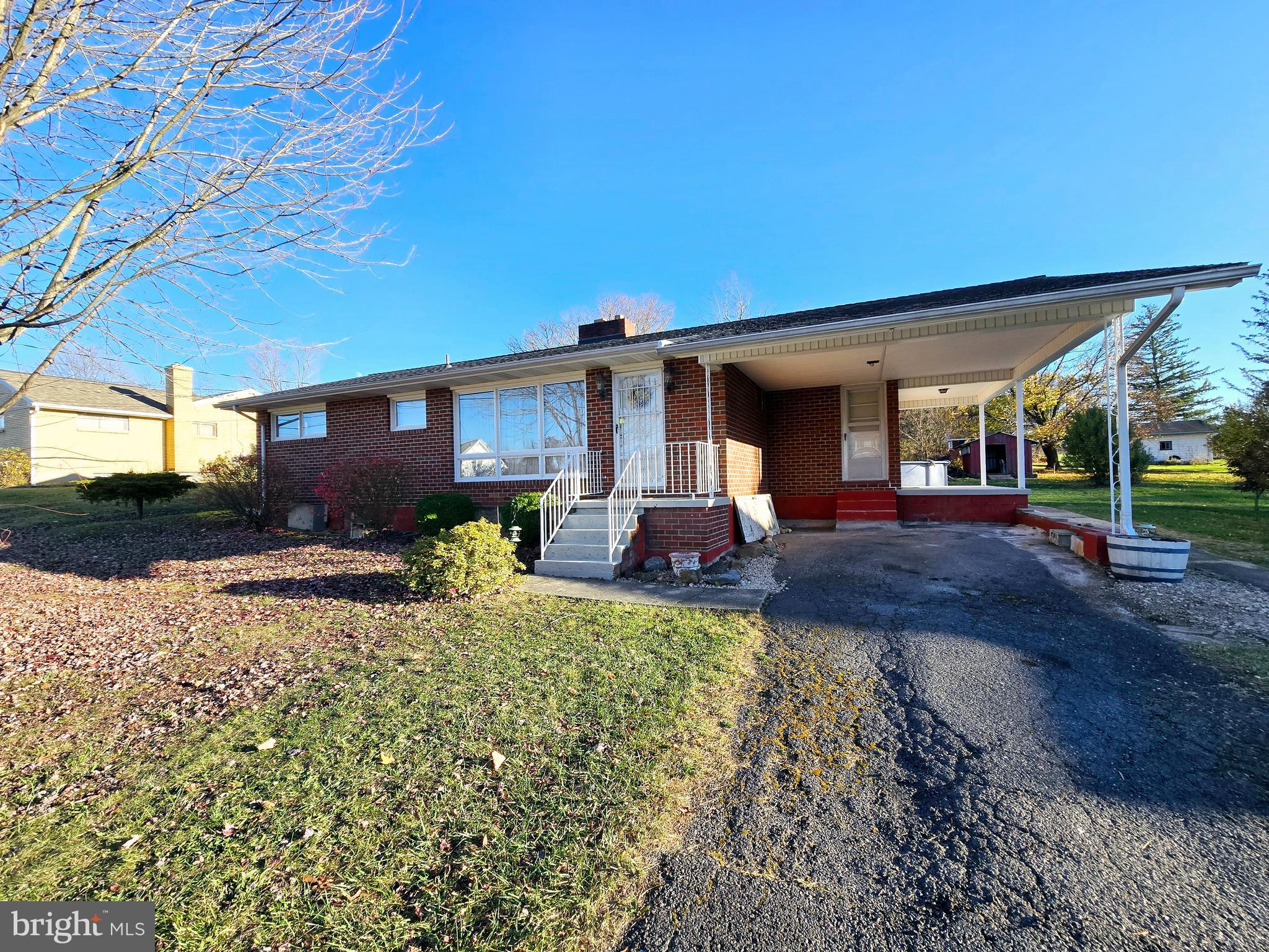 a view of a house with backyard and porch