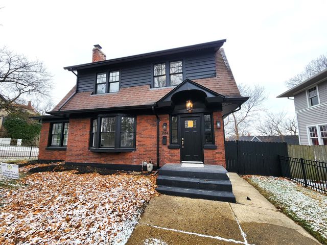 $289,900 | 444 Raymond Street | Elgin National Watch Historic District