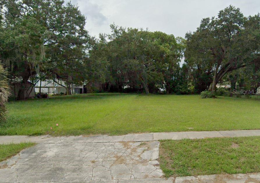 a view of a garden with houses