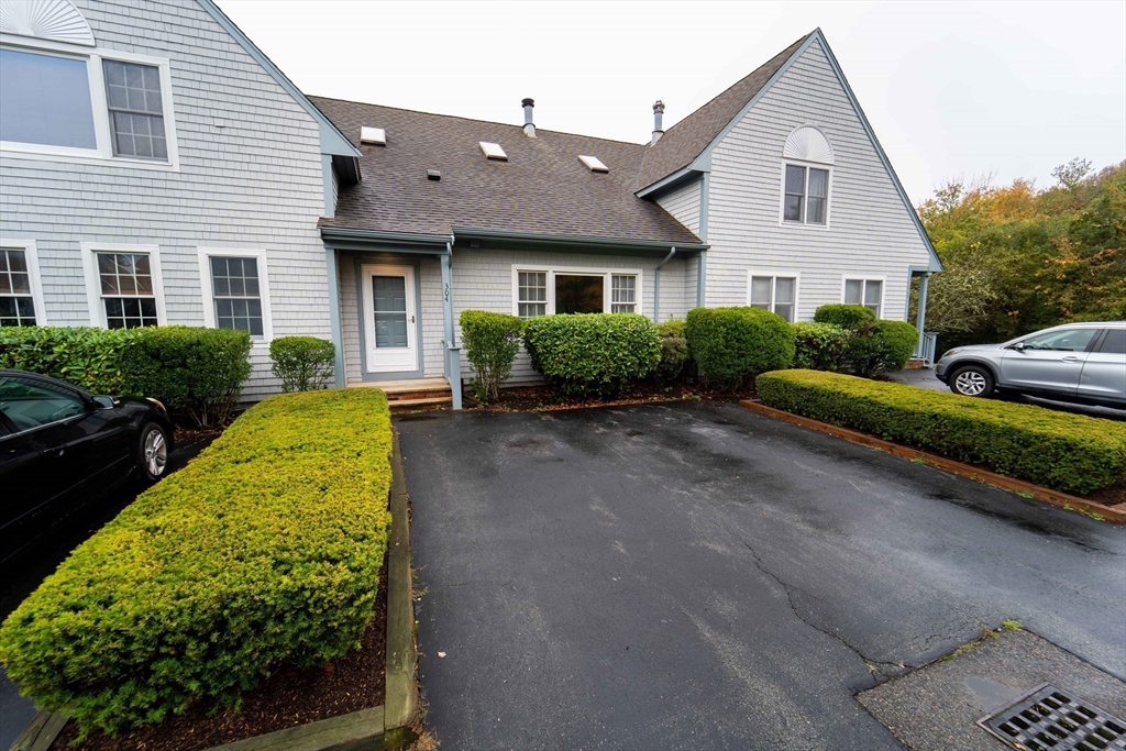 a view of a house with backyard and garden