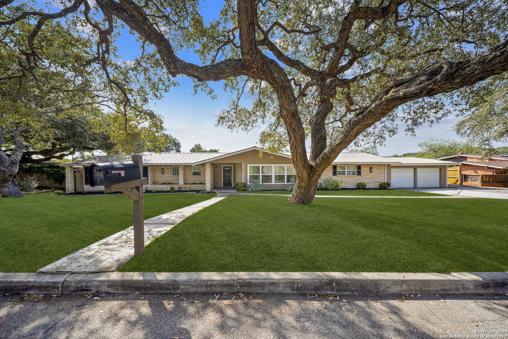 a view of a yard in front of house