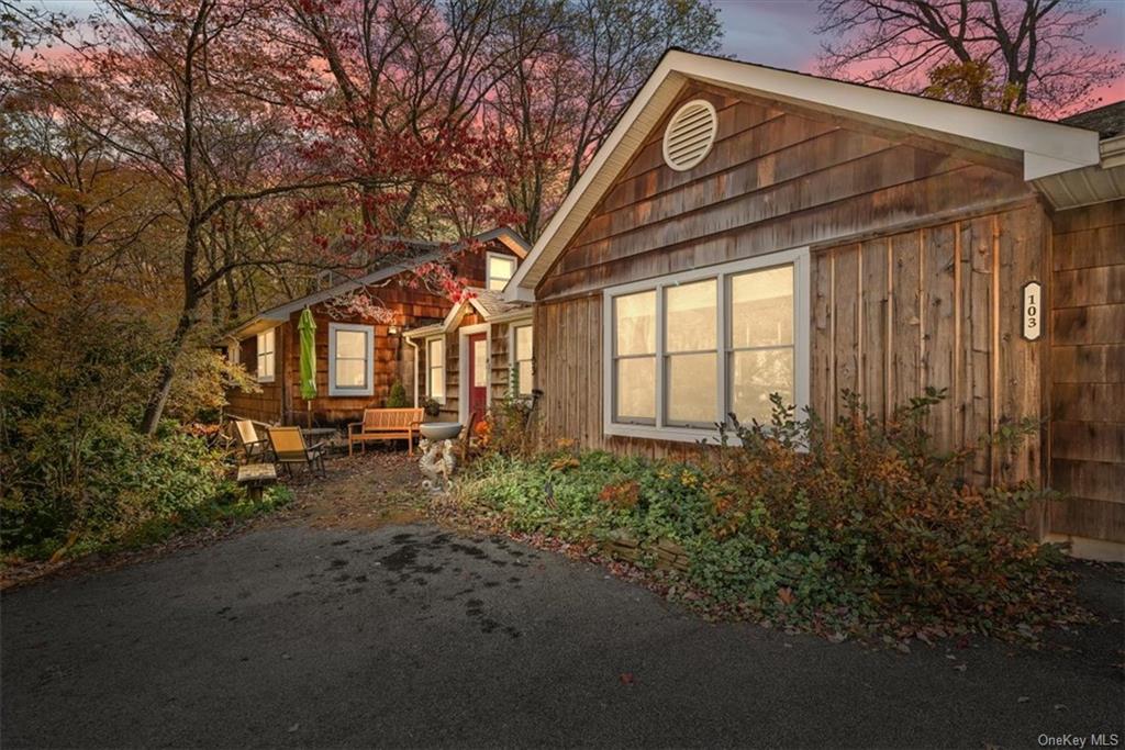 a view of a house with backyard and garden