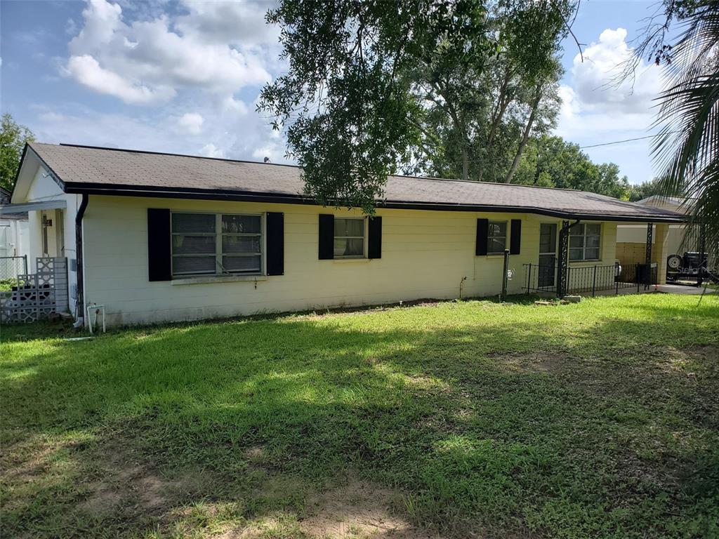 a view of a house with yard