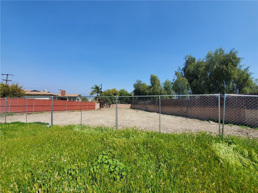 a view of a backyard with grass