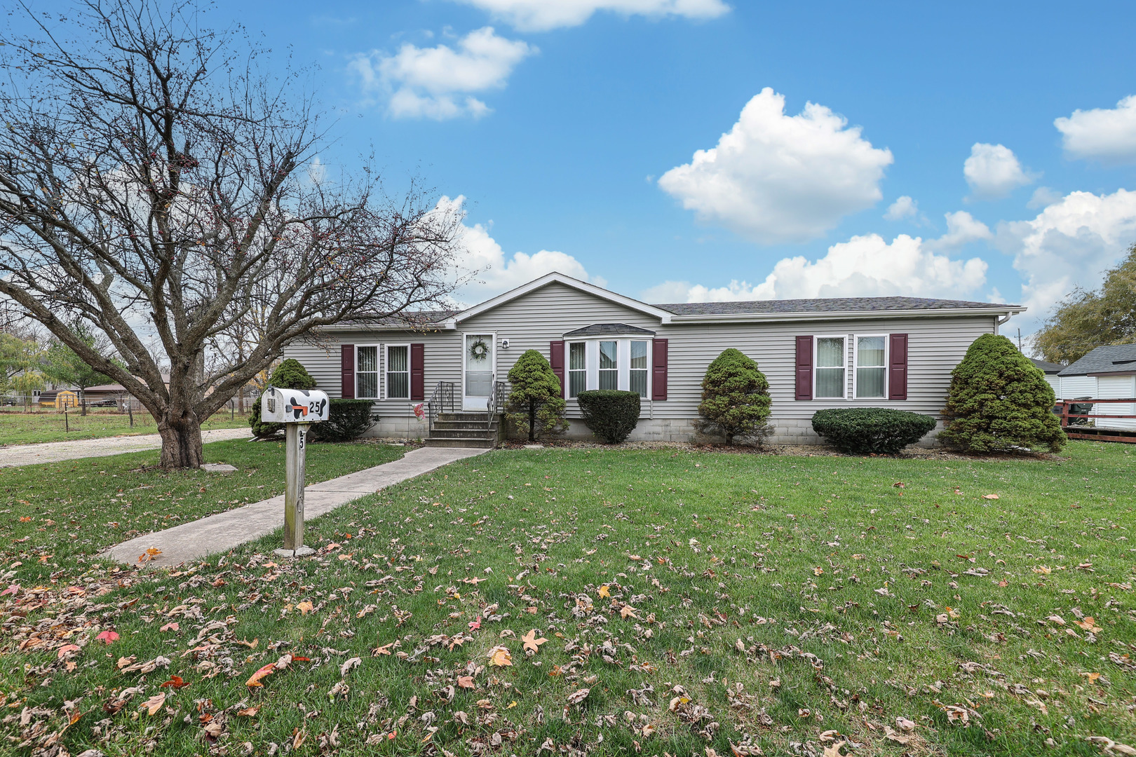 a view of a house with a yard