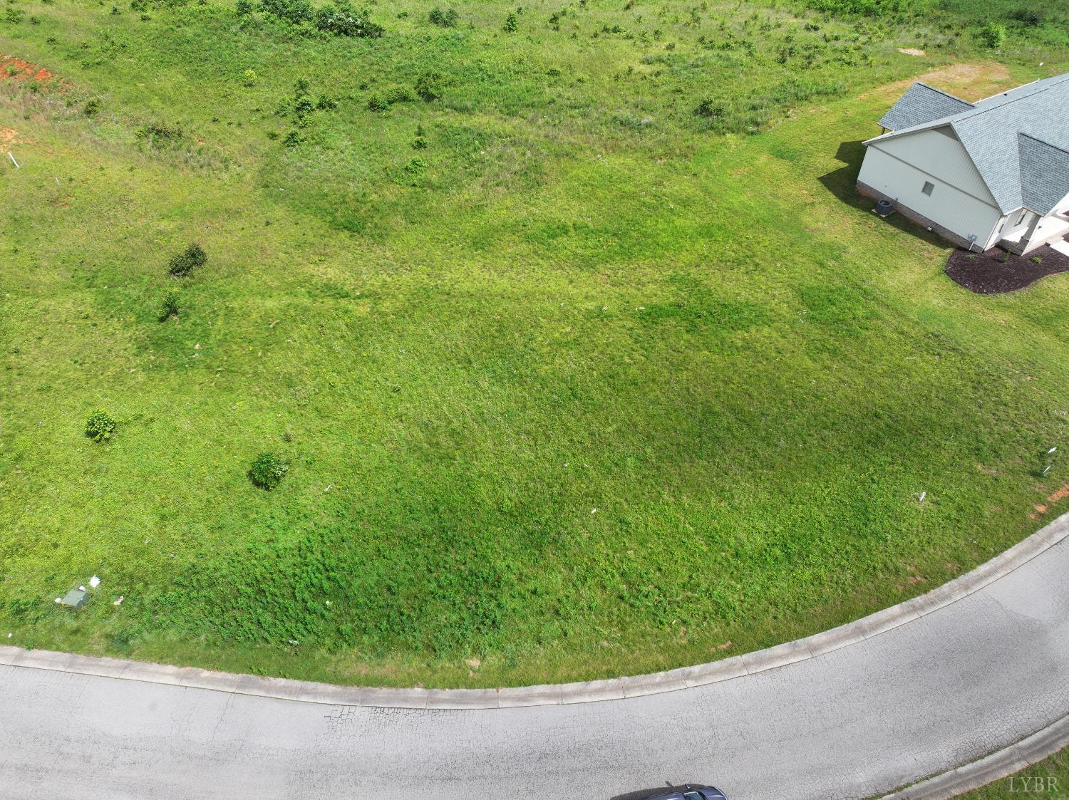 a view of a back yard of the house