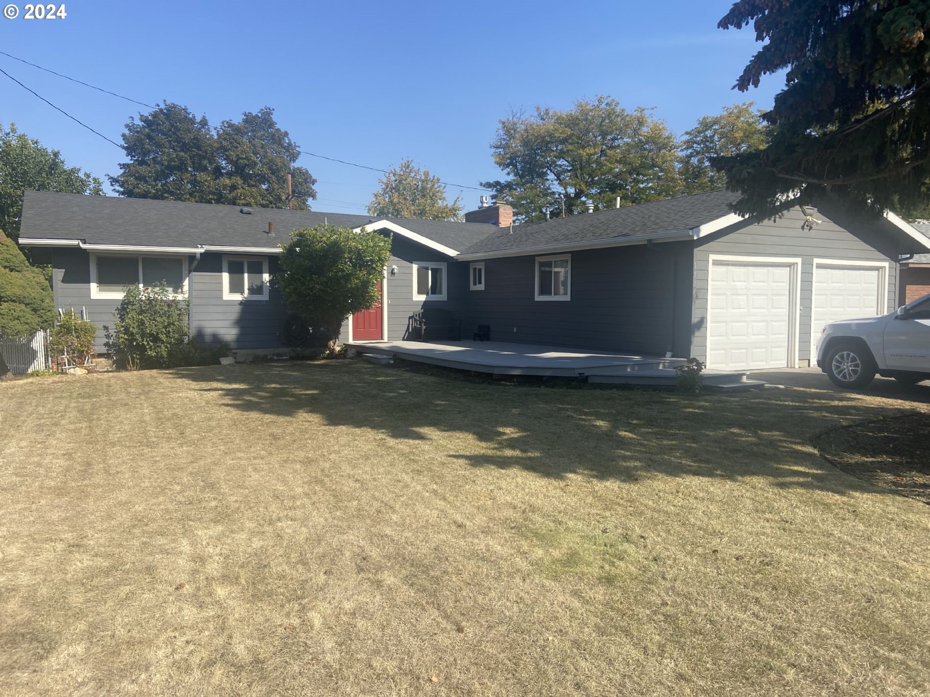 a view of a house with a yard